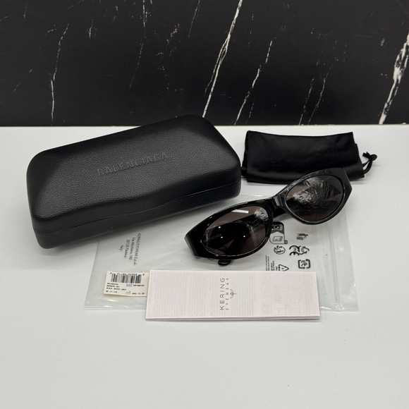 NEW BALENCIAGA BLACK OVAL WOMEN SUNGLASSES BALENCIAGA BB0367S 001 EYEWEAR - Picture 10 of 10